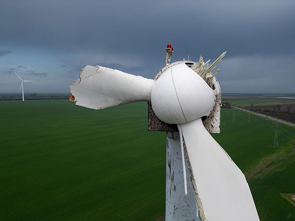 Éolienne détruite par une tempête