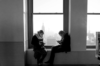 Homme femme téléphones