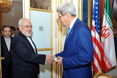 Le ministre des Affaires étrangères iraniennes Mohammad Javad Zarif et John Kerry.