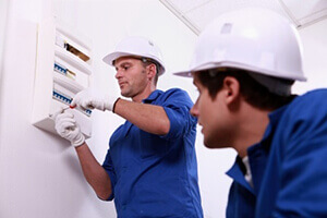 techniciens sur compteur électrique