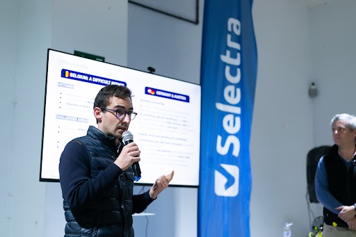 Xavier faisant une présentation chez Selectra