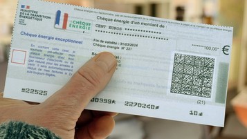 chèque énergie en main