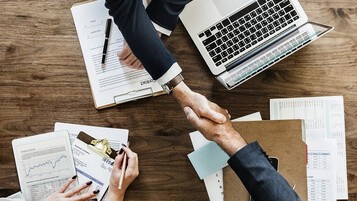 Personnes se serrant la main