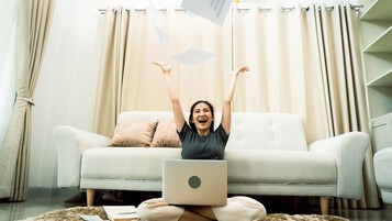Femme heureuse devant son PC portable