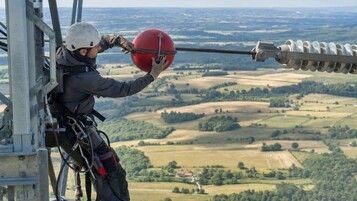  Ce que ces boules sur les lignes haute tension protègent vraiment (et ce n'est pas seulement les avions)