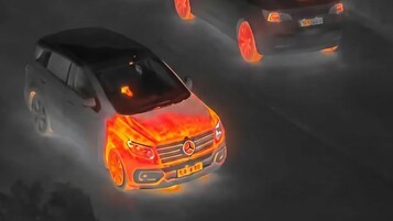 Une caméra thermique filme une voiture électrique et une thermique côte à côte : la différence est radicale