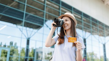 Les banques en ligne et les néobanques proposent des offres attractives pour partir sereinement !