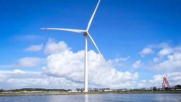 La Chine présente l'éolienne la plus grande du monde : chaque pale est un gratte-ciel et balaie 10 terrains de foot