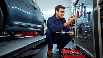 Un garagiste entrain de choisir les pièces auto
