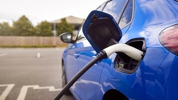 Tesla, Dacia, Mercedes : le classement officiel des voitures électriques qui consomment le moins en 2026