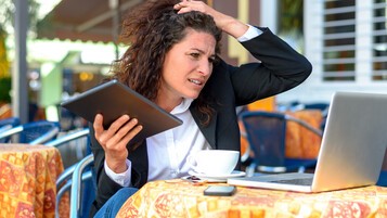puzzled-woman-laptop