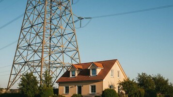 Foudroyé à 3 mètres : pourquoi Enedis alerte sur les électrocutions à distance (1 accident chaque jour !)