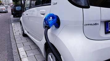 Un véhicule électrique en train de charger