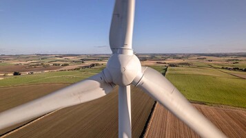 Pourquoi la France installe des éoliennes "obsolètes" (alors qu'elles sont neuves)