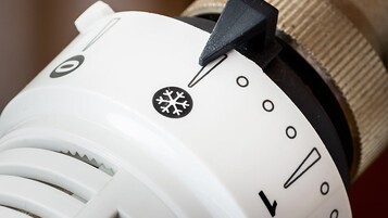 Éteindre le chauffage en sortant de chez vous : pourquoi c'est une erreur (et ça fait flamber votre facture)