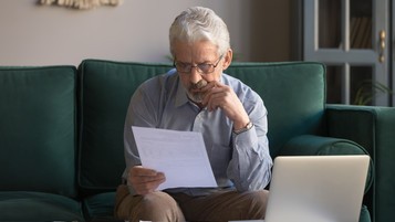 vieil homme lit du courrier