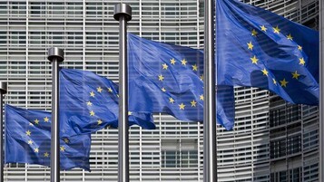 Pour préparer l'arrivée d'une taxe, l'Europe lance un "super chèque énergie" à 87 milliards d'euros.