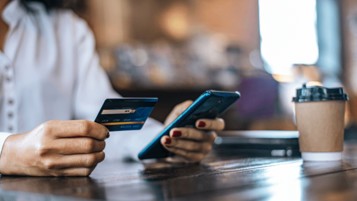 112 milliards d’euros ont été dépensés via le commerce en ligne en 2020.