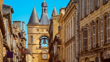 rue de bordeaux avec ciel bleu