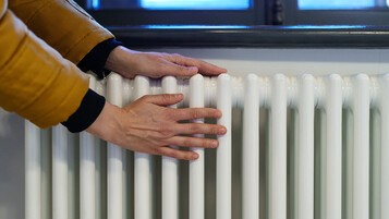 Le geste que les experts recommandent de faire à 17h30 chaque jour pour réduire la facture de chauffage