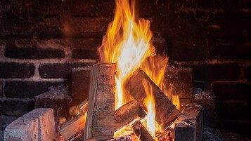 Fin du chauffage au bois ? Ce département qui interdit déjà les foyers ouverts (et les autres suivront)