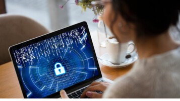 cybersecurite-femme-laptop
