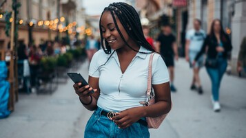 black-woman-smartphone