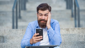 puzzled-man-smartphone