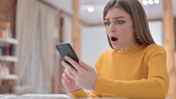 poanne-smartphone-femme