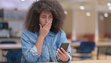 shocked-woman-smartphone