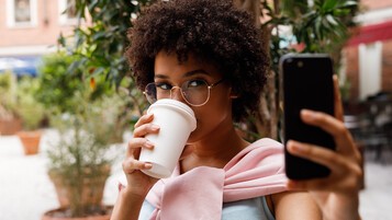 girl-smartphone