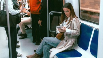 woman-smartphone-subway