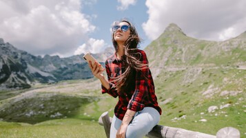 woman-nature-smartphone