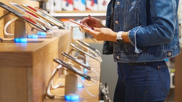 woman-smartphone-shop