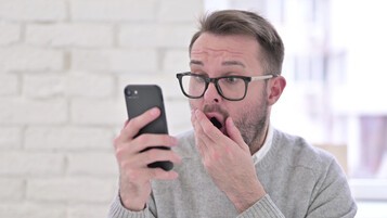 man-shocked-smartphone