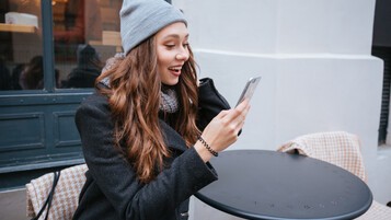 happy-woman-smartphone