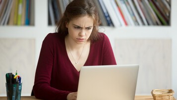 frowning-woman-laptop