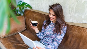 woman-coffee-laptop