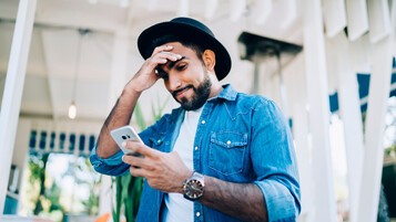 puzzled-man-smartphone