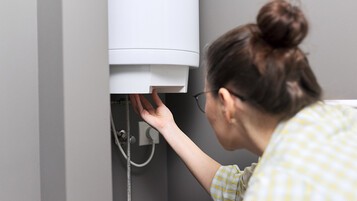 "La plupart des gens règlent mal leur chauffe-eau" : l'astuce de mon plombier qui a réduit ma facture de 150€