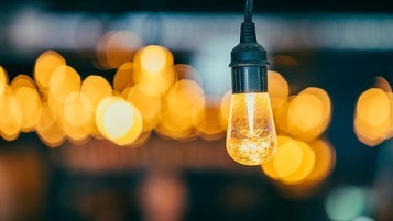 Ampoule allumée grâce à sa fourniture en électricité