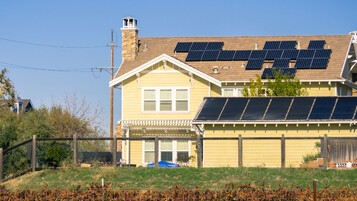 Installation solaire résidentielle sur toiture de maison individuelle pour production et revente d'électricité