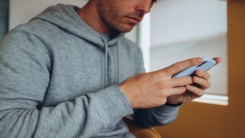 Homme utilisant son smartphon