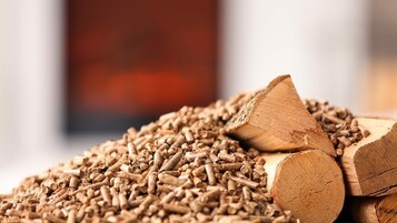 bûches et pellets de bois posés au sol
