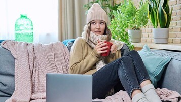 Pourquoi votre salon reste "glacial" malgré des radiateurs brûlants (et comment régler ça)