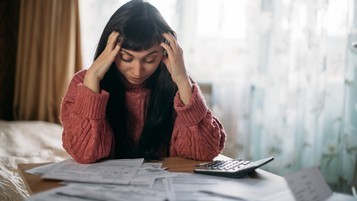 femme inquiète devant ses factures