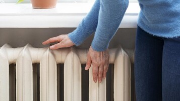 Mes radiateurs chauffent plus et consomment moins depuis que je fais ceci chaque hiver (et ça ne coûte pas 1€)
