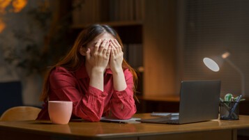 Femme angoissée devant son ordinateur portable