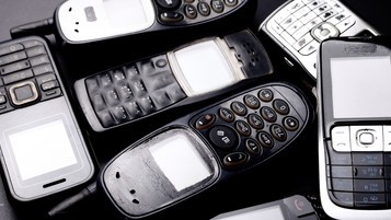 Retour du téléphone à clapet, ou comment être "in" à la rentrée ?