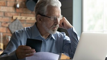 vieil homme regarde son écran